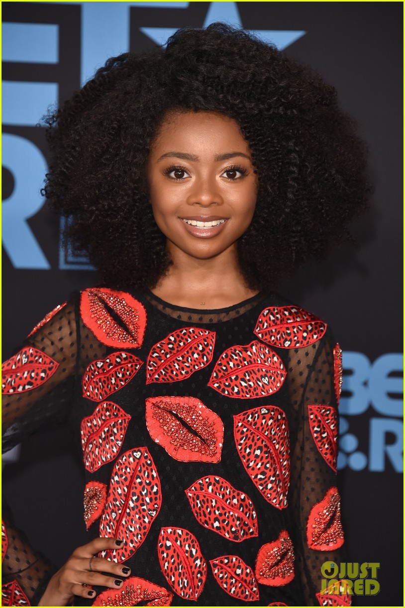 yara shahidi denim dress Yara Shahidi's 2017 BET Awards Dress Was Denim & Super Chic PHOTOS