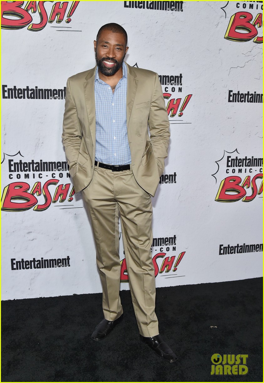 Phoebe Tonkin, KJ Apa, & CW Stars Step Out for EW's Comic-Con 2017 Party