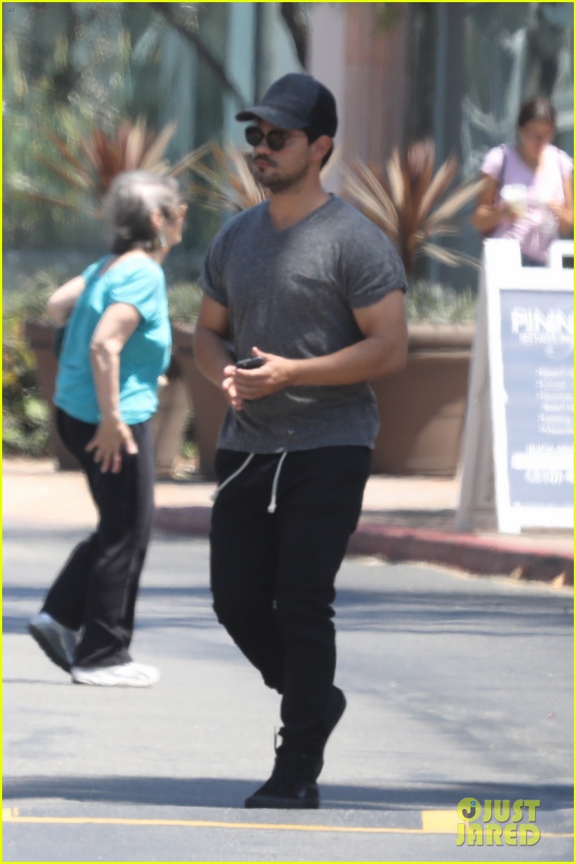 Taylor Lautner Shows Off Buff Body in Tight Shirt