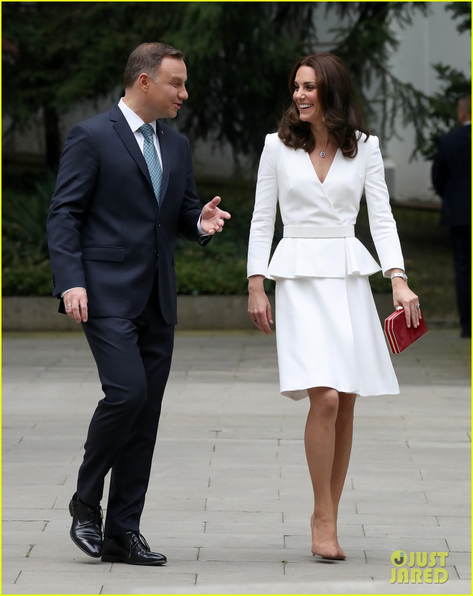 Kate Middleton & Prince William Arrive in Poland with George & Charlotte!