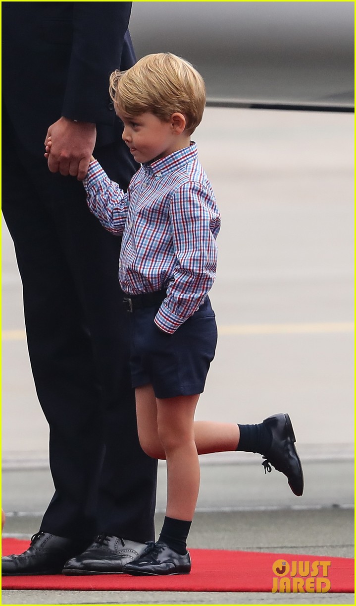 Kate Middleton & Prince William Arrive in Poland with George & Charlotte!