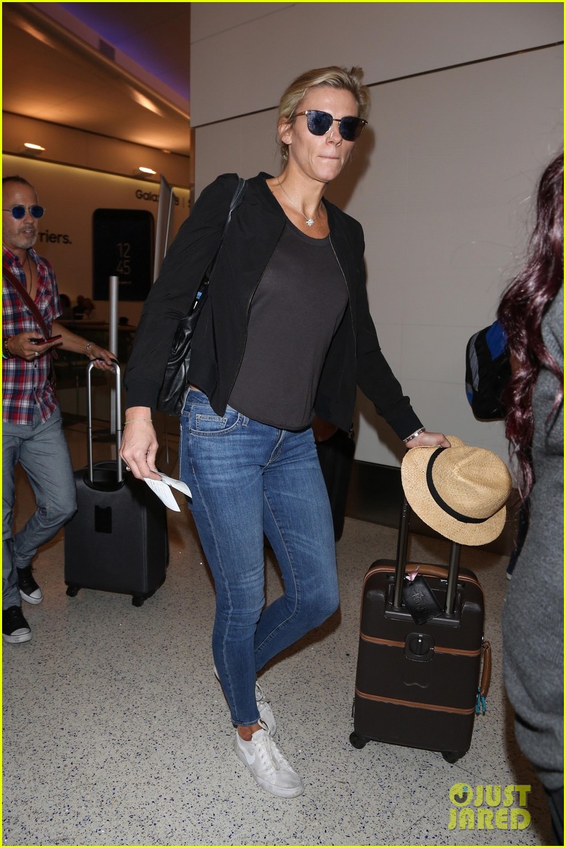 Ben Affleck's New Girlfriend Lindsay Shookus Catches Solo Flight Out of LAX