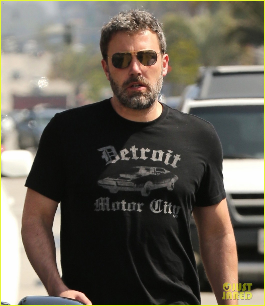 Ben Affleck & Lindsay Shookus Grab a Saturday Morning Breakfast in Santa Monica