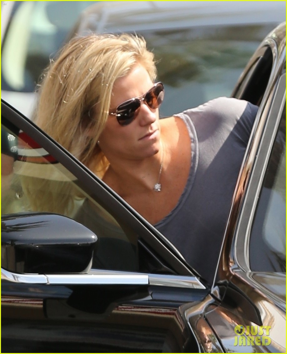 Ben Affleck & Lindsay Shookus Grab a Saturday Morning Breakfast in Santa Monica