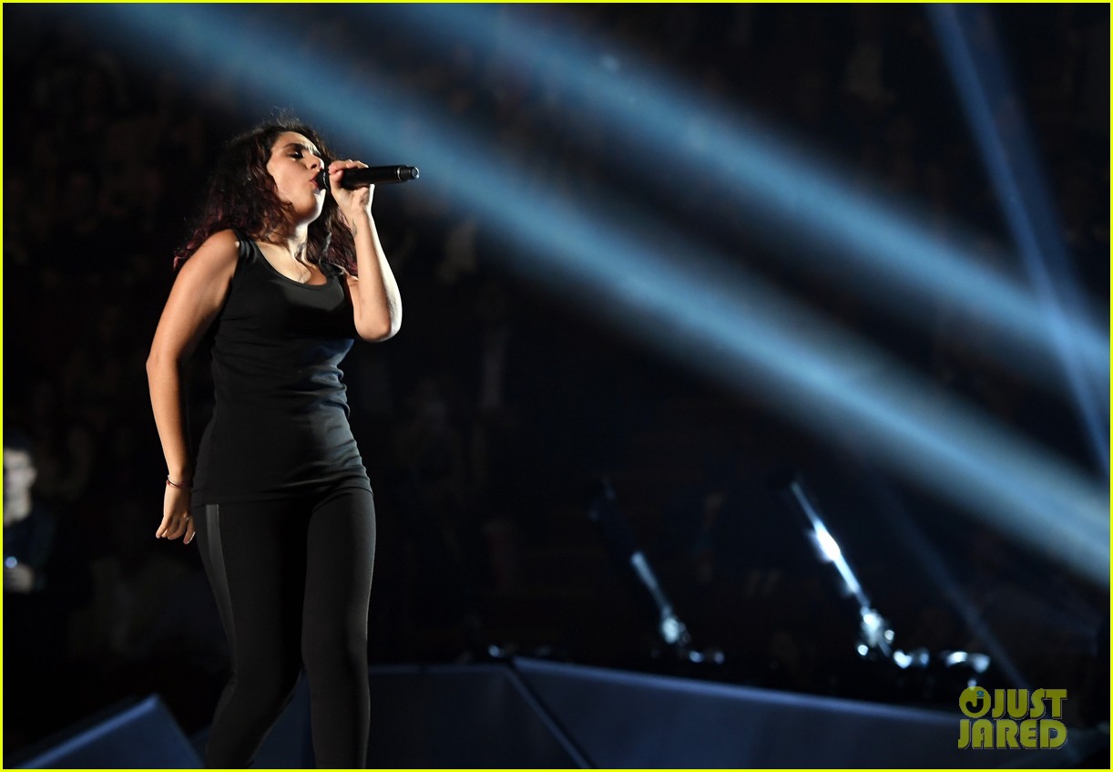 Alessia Cara Strips Off Dress & Makeup During MTV VMAs 2017 Performance (Video)
