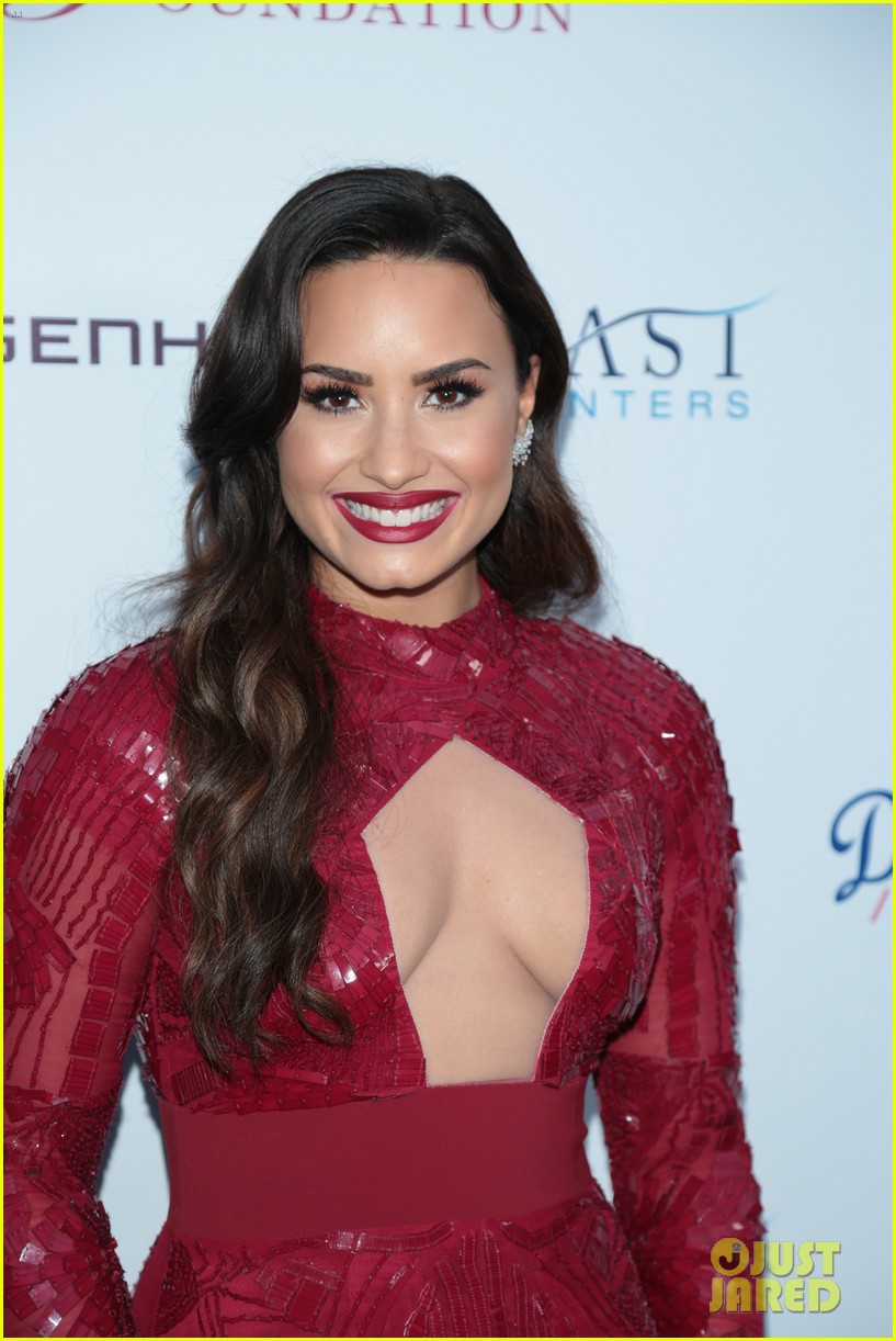 Demi Lovato Accepts Spirit of Sobriety Award!