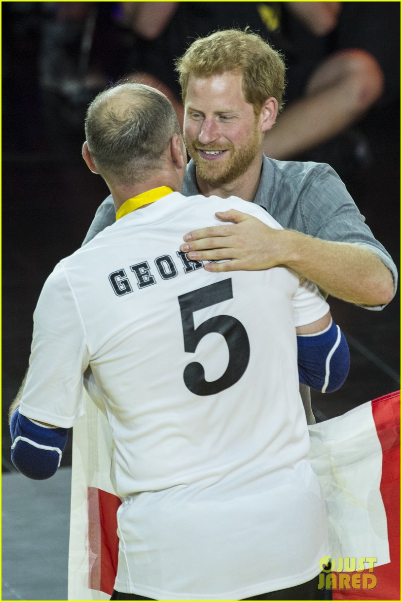 Prince Harry Makes Funny Faces for a Toddler at the Invictus Games!