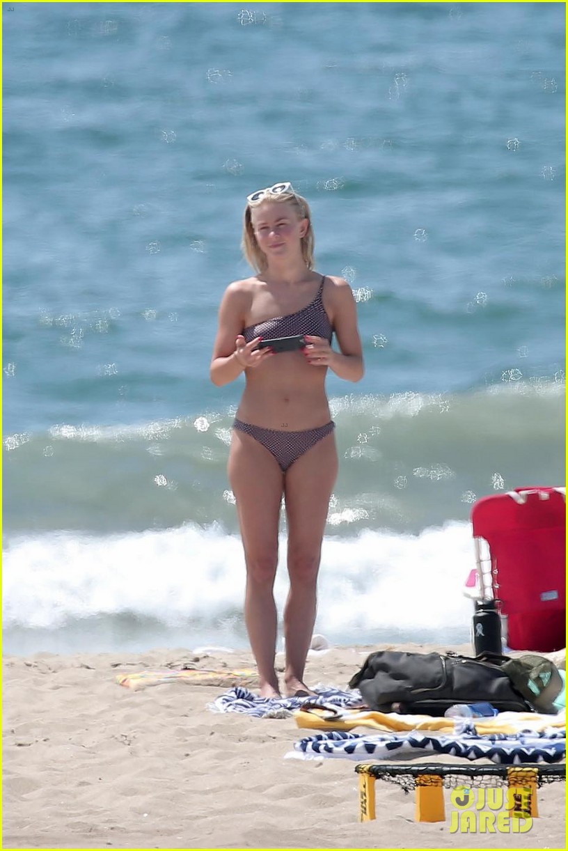 Julianne Hough & Husband Brooks Laich Show Off Hot Beach Bodies!