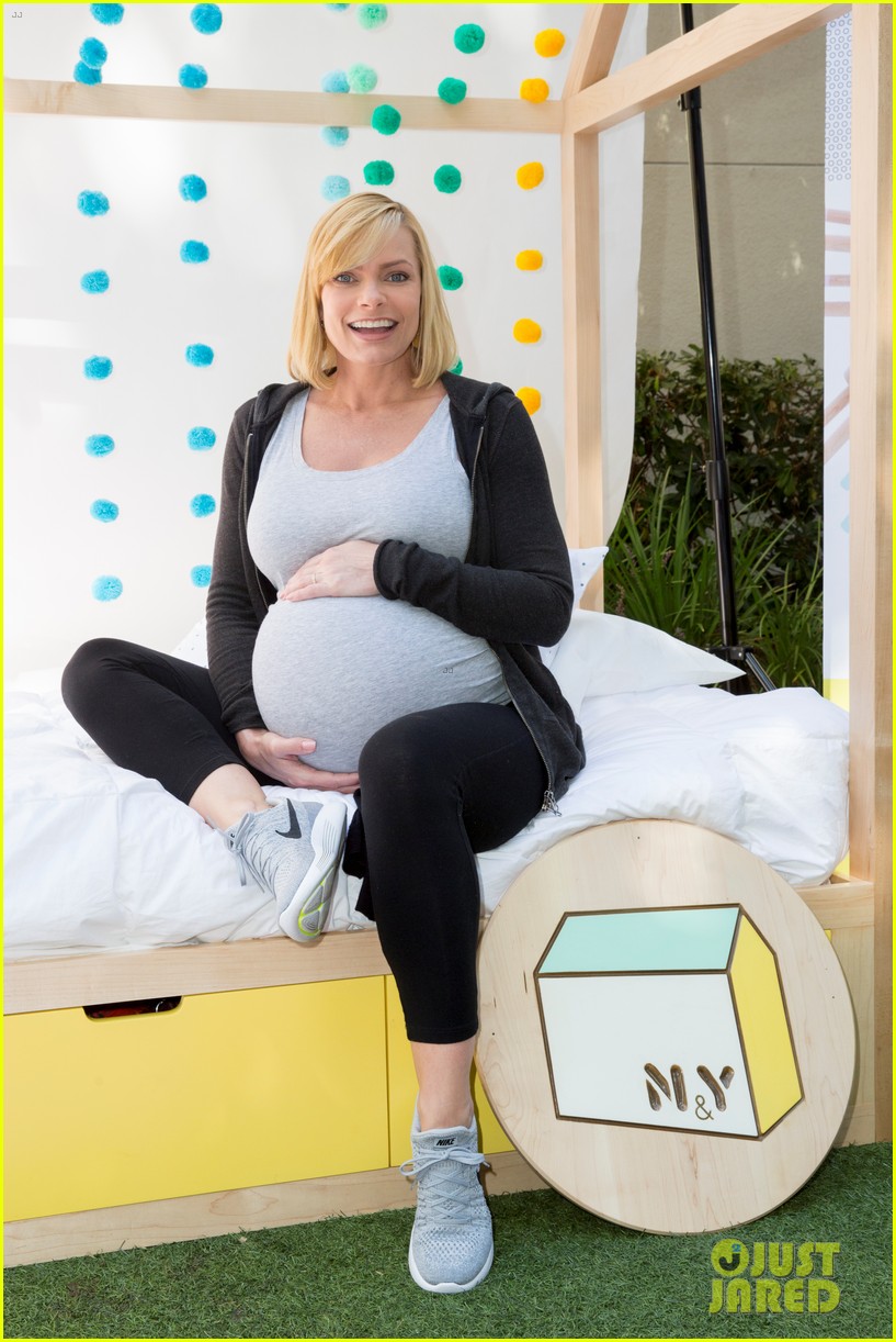 Jaime Pressly Displays Large Baby Bump While Pregnant with Twins