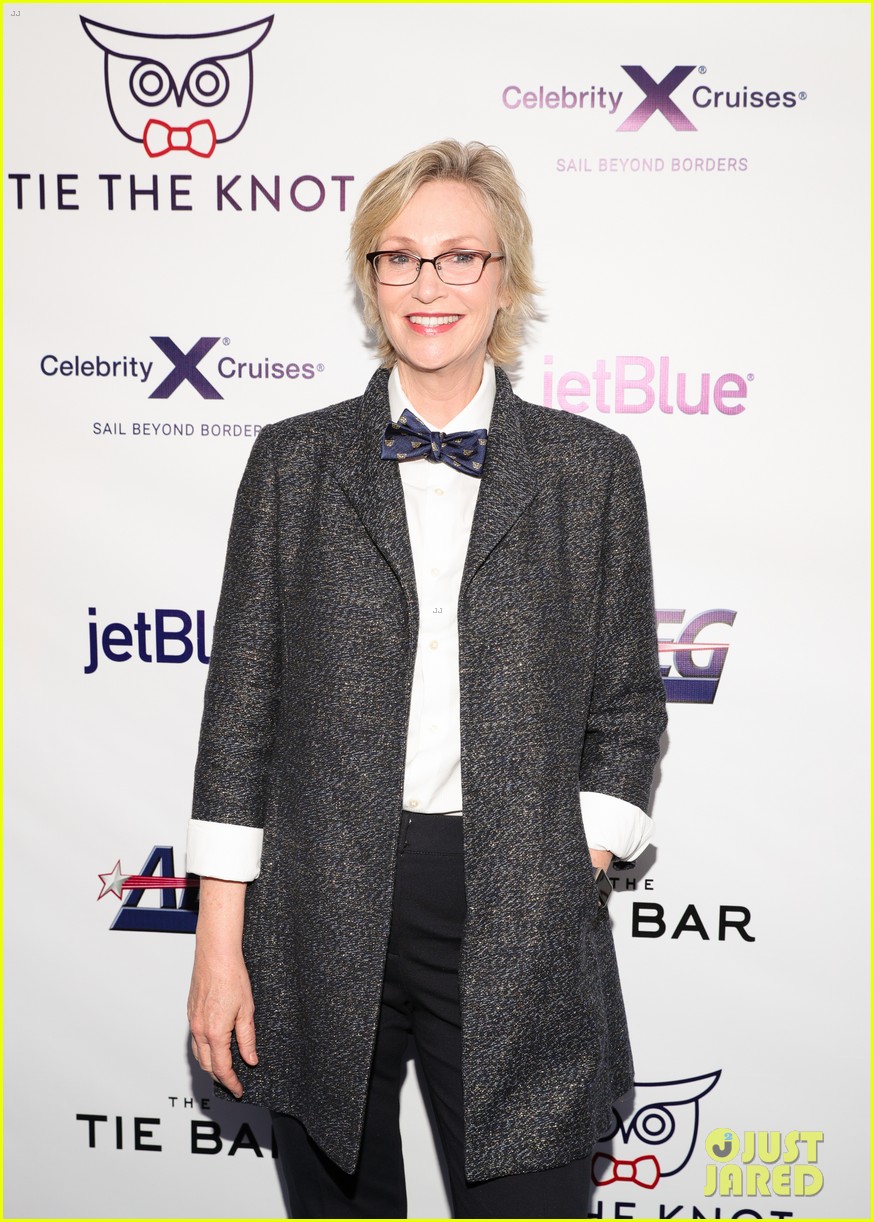 Jesse Tyler Ferguson Gets Support from Sofia Vergara & Joe Manganiello at Tie The Knot 5-Year Anniversary Party!