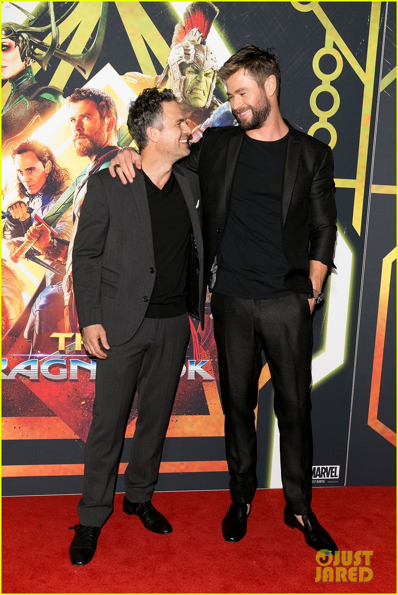 Chris Hemsworth & Mark Ruffalo Buddy Up for 'Thor: Ragnarok' Screening in Australia