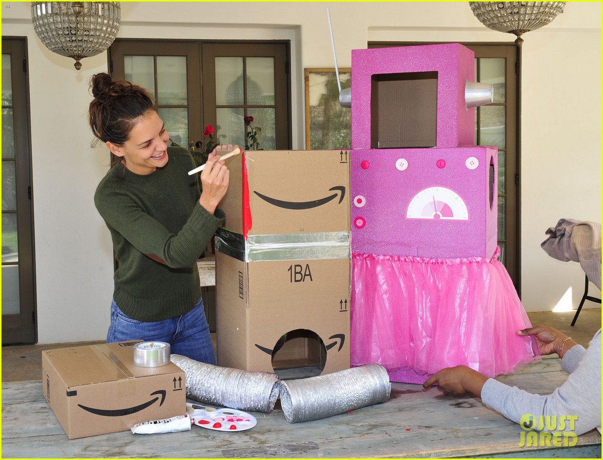 Katie Holmes Gets Into the Halloween Spirit by Making 'Boxtumes' For Her Daughter!