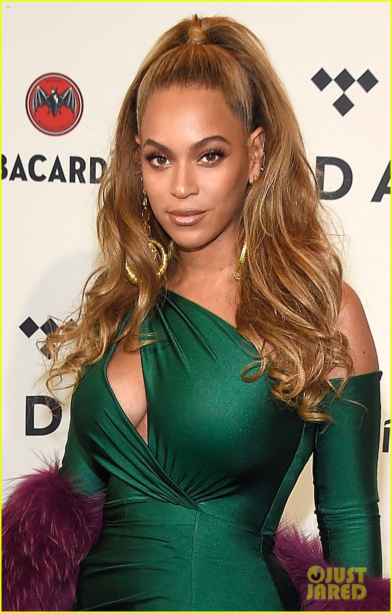 beyonce green dress tidal Beyonc is slaying in green! Recently, she was spotted alongside Michelle Williams, rocking a stunning emerald green La Pointe dress. Beyonc's love for green is giving us major bey-nostalgia! Who else remembers