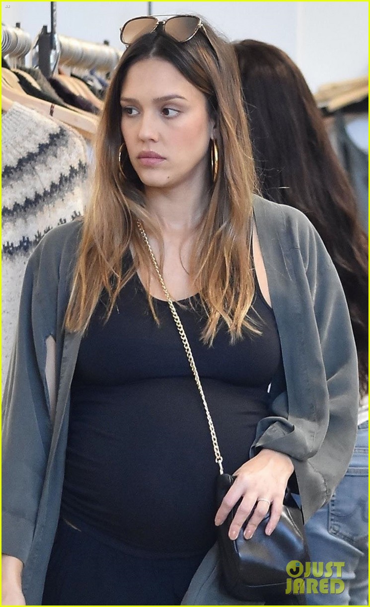 Jessica Alba Shows Of Her Major Baby Bump While Shopping!
