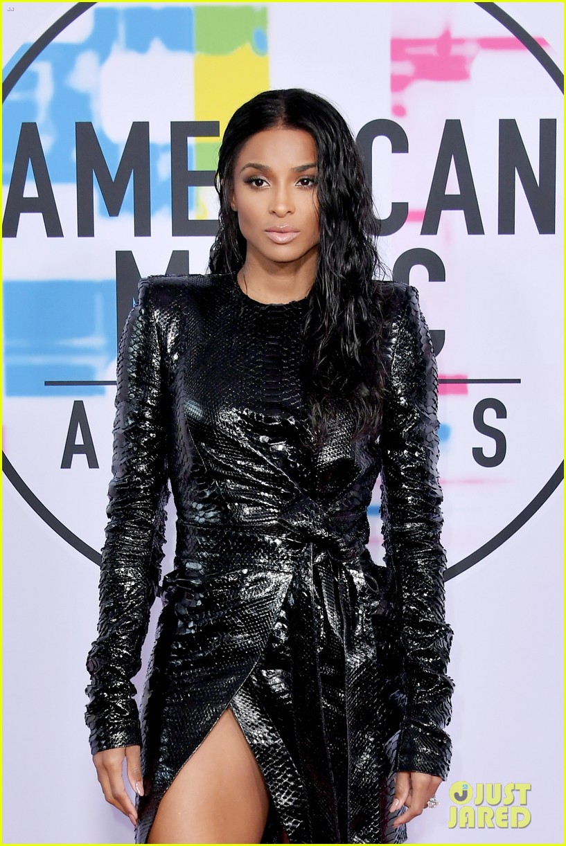 Ciara & Kelly Rowland Show Off Some Leg at American Music Awards 2017