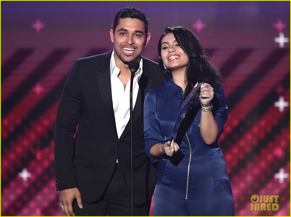 Lin-Manuel Miranda, Ana de Armas, & Edgar Ramirez Join Forces at Latin Grammys 2017!
