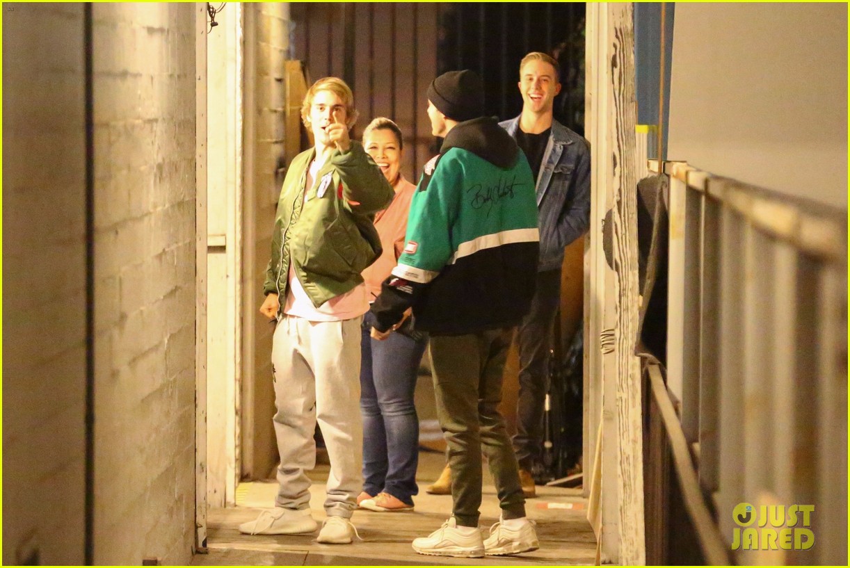 Justin Bieber & Selena Gomez Reunite After Her Trip to London (Photos)
