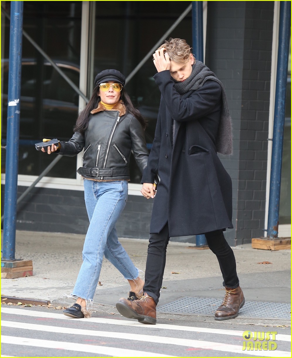 Vanessa Hudgens & Austin Butler Hold Hands During Afternoon Date