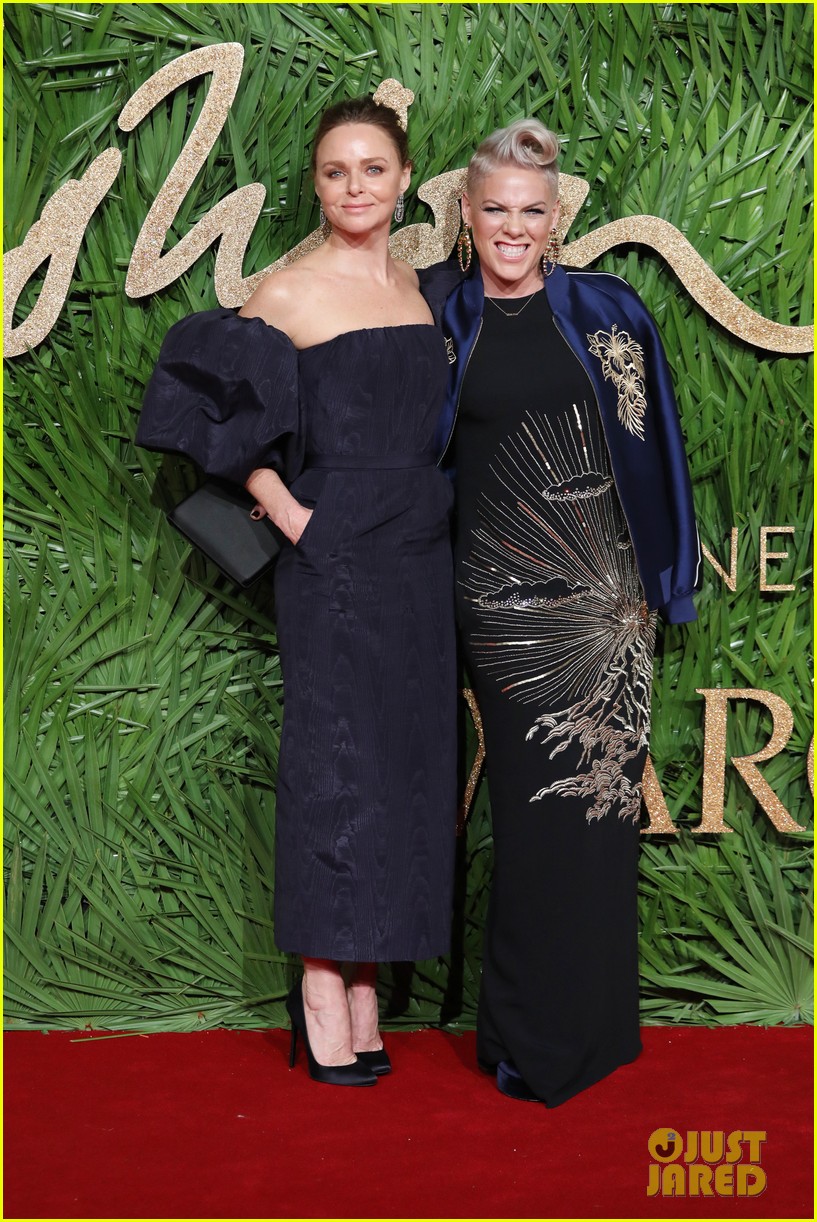 Pink & Naomi Campbell Meet Up at Fashion Awards 2017!