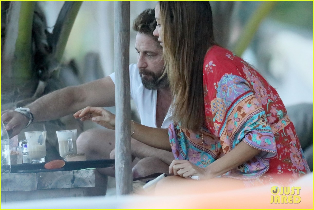 Gerard Butler Spends His New Year's Day on the Beach in Mexico!
