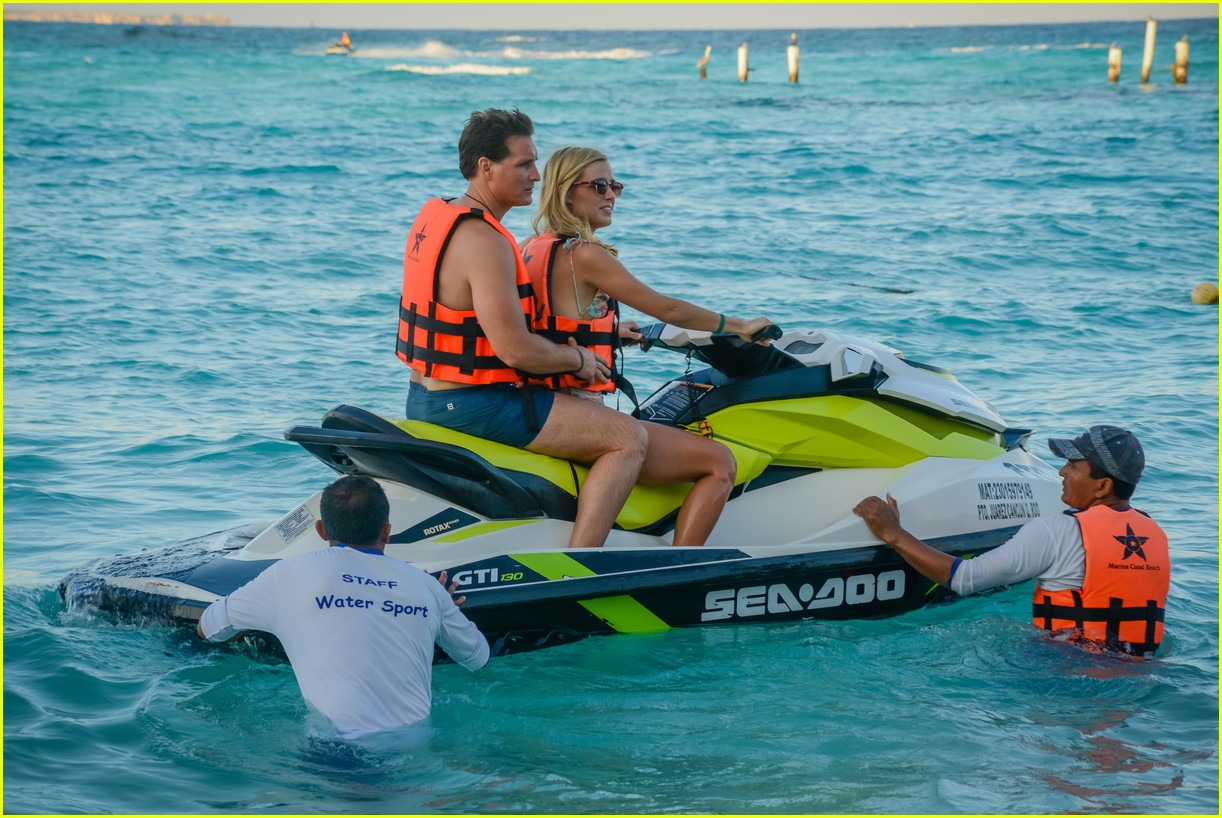 Peter Facinelli Couples Up With Girlfriend Lily Anne Harrison on Cancun Vacation!