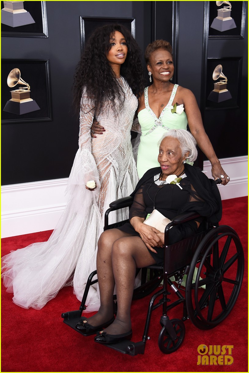 SZA Brings Her Mom & Grandma as Her Grammys 2018 Dates