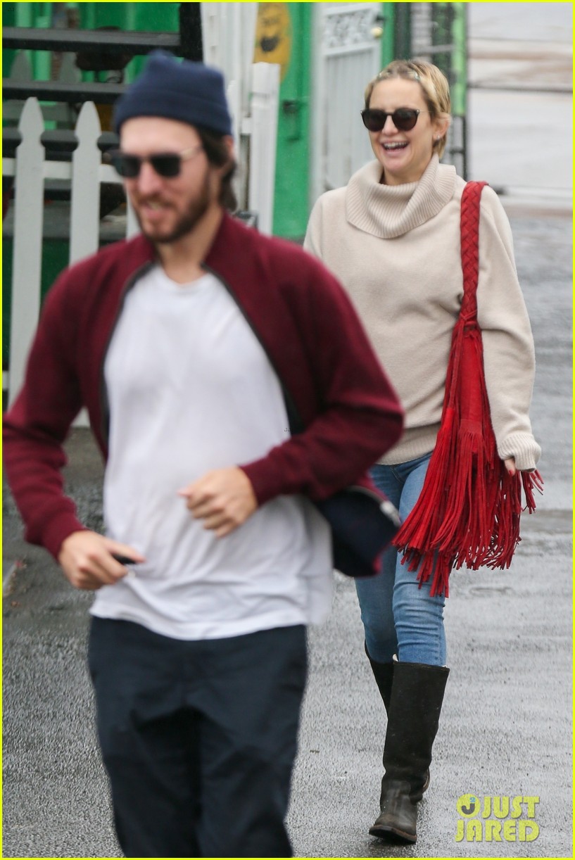 Kate Hudson & Boyfriend Danny Fujikawa Brave the Rain During Afternoon Date!