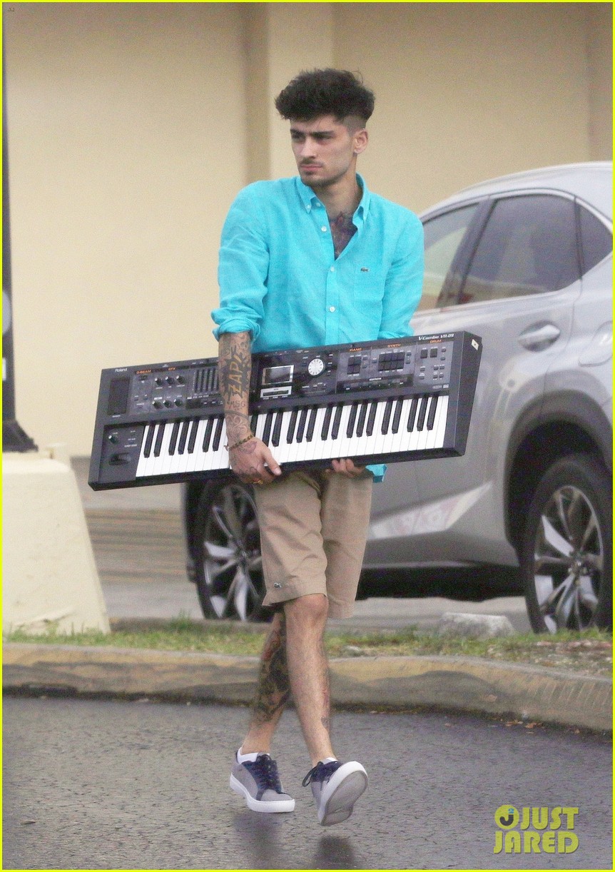 Zayn Malik Shows Off His Tattoos While Buying New Keyboard