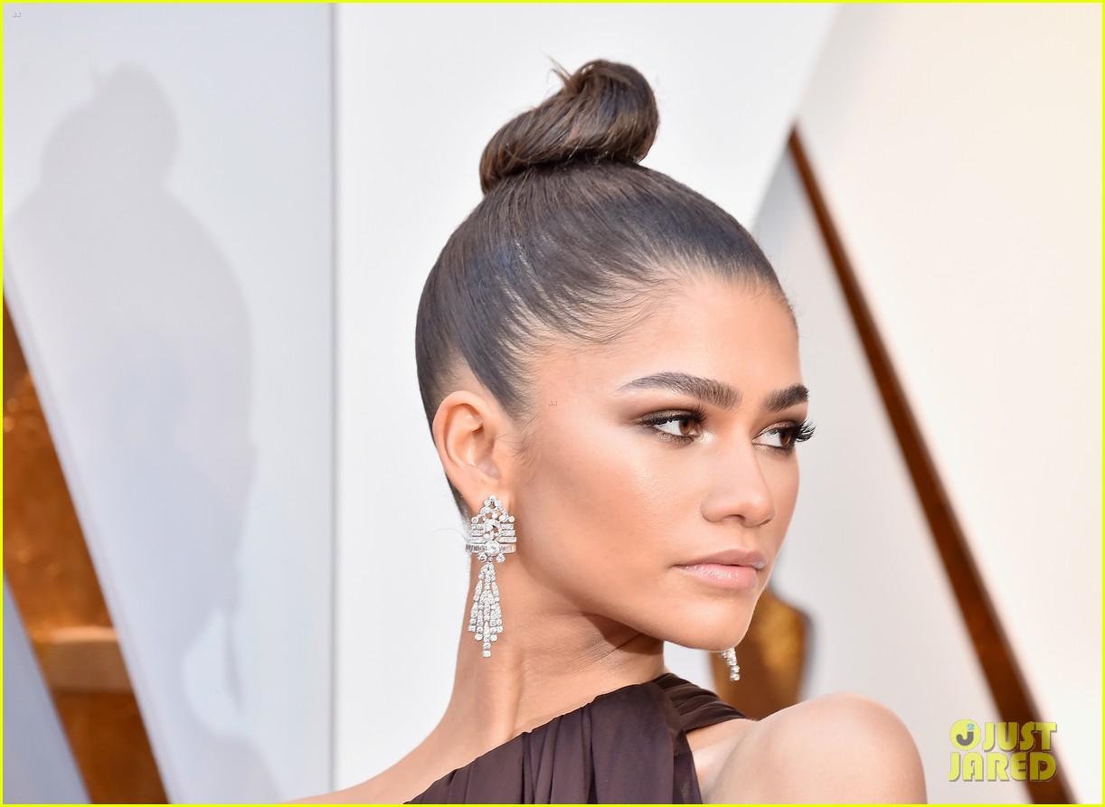 Zendaya Stuns In Giambattista Valli Haute Couture at Oscars 2018