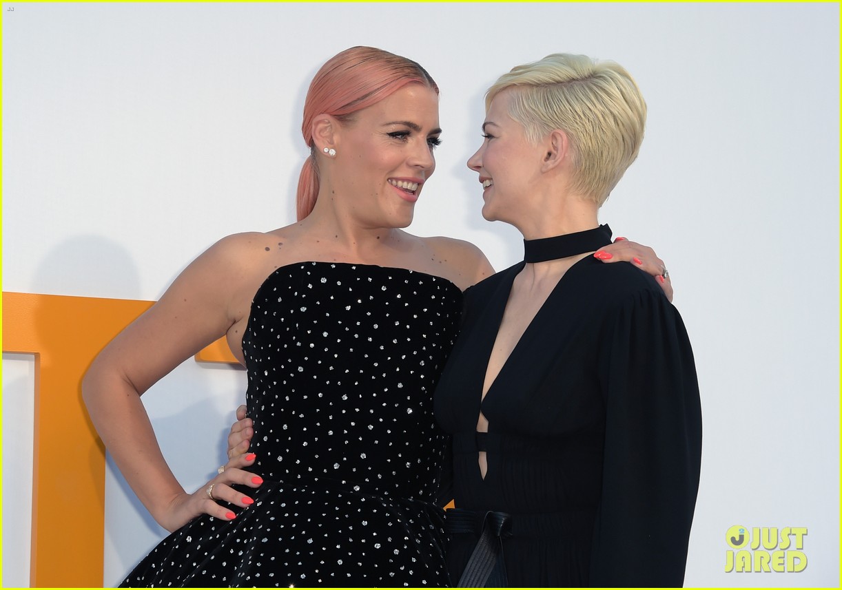 BFFs Michelle Williams & Busy Philipps Walk the 'I Feel Pretty' Premiere Carpet Together!