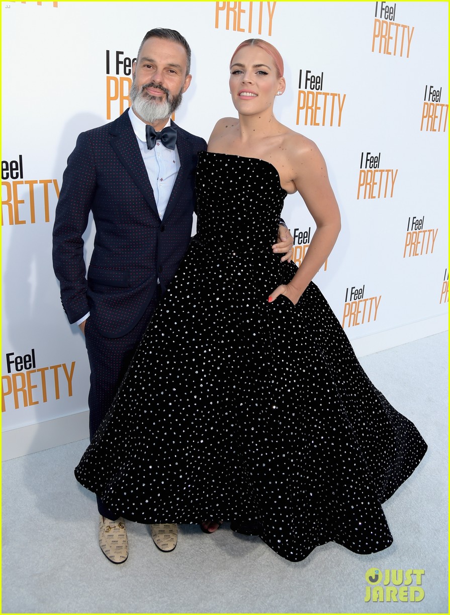 BFFs Michelle Williams & Busy Philipps Walk the 'I Feel Pretty' Premiere Carpet Together!