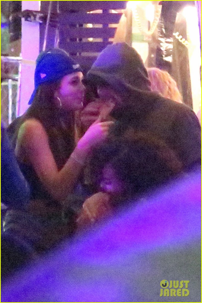 Leonardo DiCaprio & Rumored Girlfriend Camila Morrone Get Cozy at Coachella