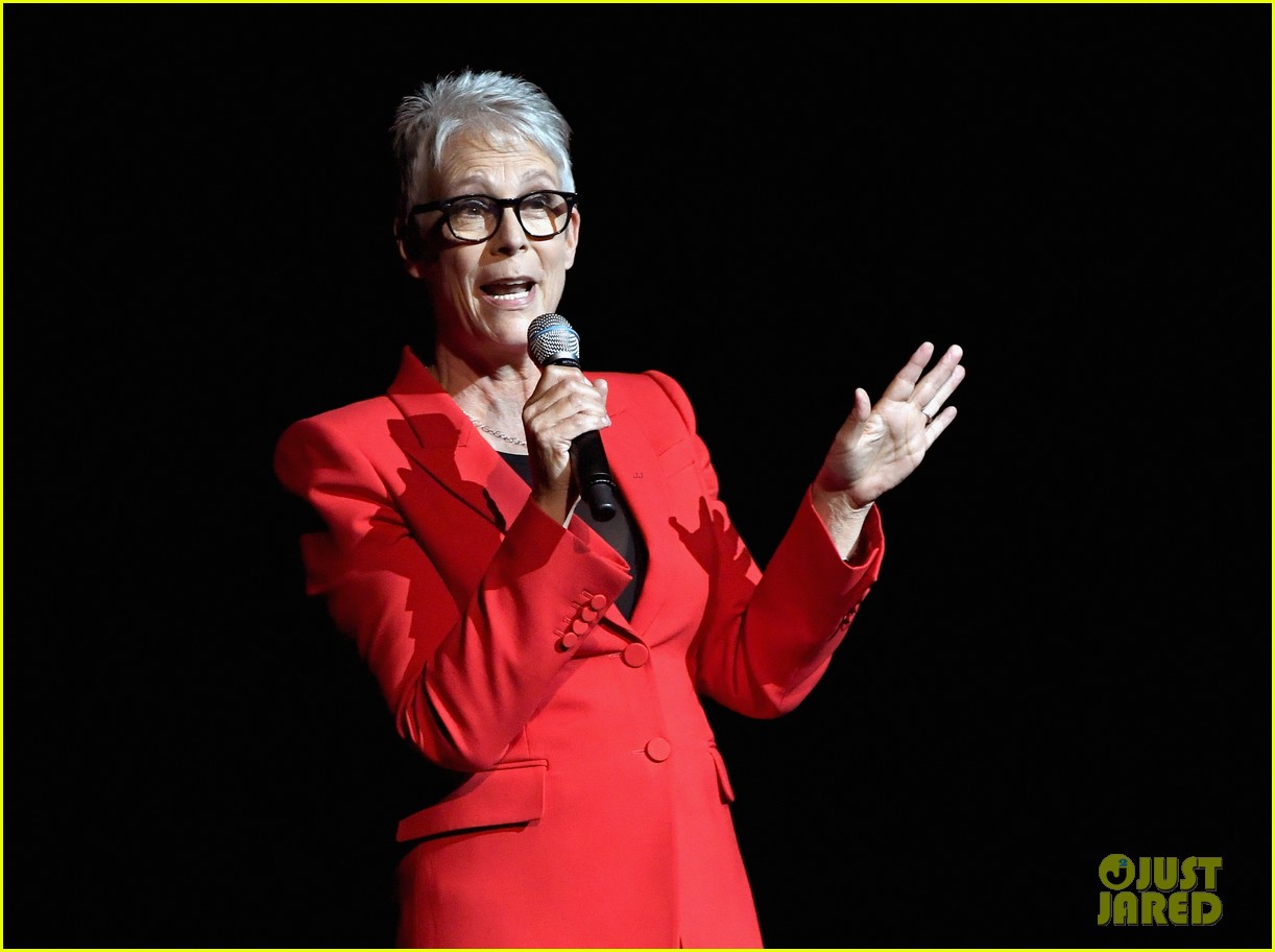 Felicity Jones Compares Ruth Bader Ginsburg to Rocky Balboa at CinemaCon 2018!