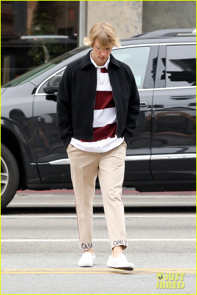 Justin Bieber Steps Out for Breakfast With 'Cash Only' Khakis!