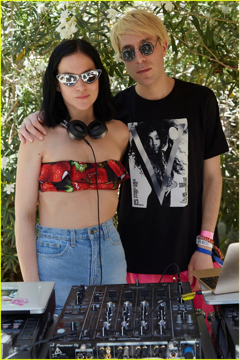 SZA, Dove Cameron, Tommy Dorfman & More Stars Visit the 'V House' at Coachella!
