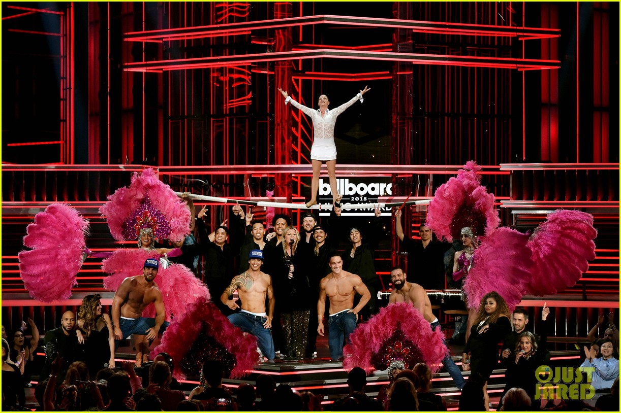 Kelly Clarkson Performs Medley of Other Artists' Hits at BBMAs 2018 (Video)