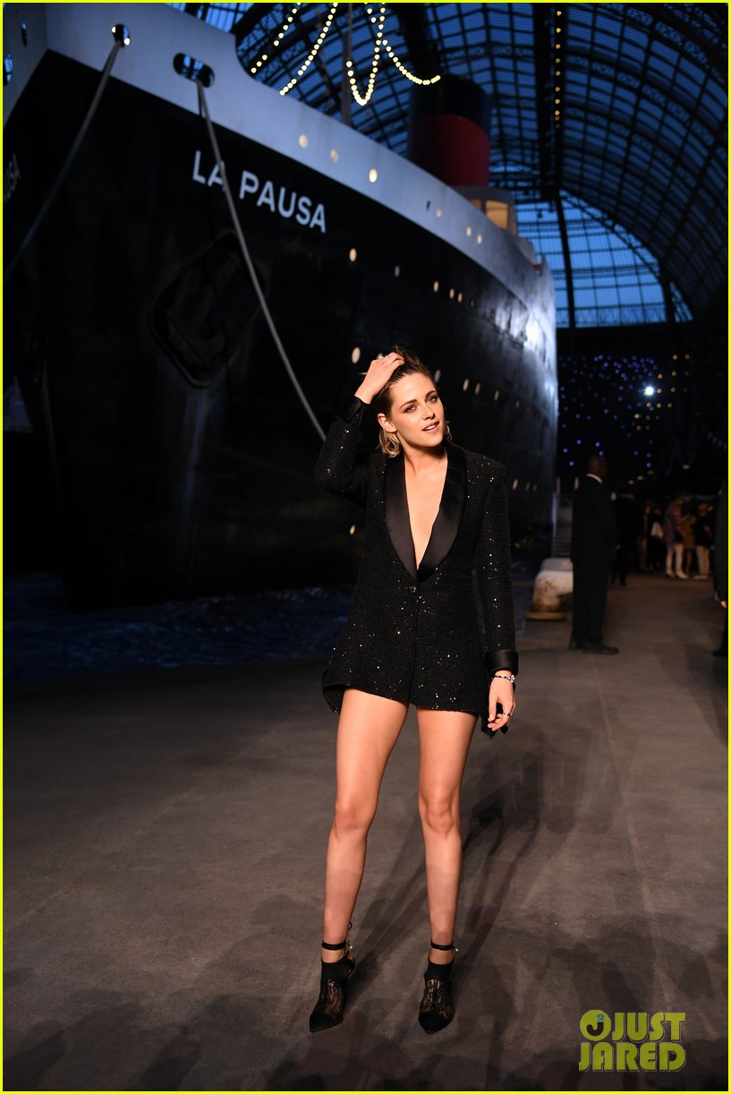Kristen Stewart & Margot Robbie Sit Front Row at Chanel Show