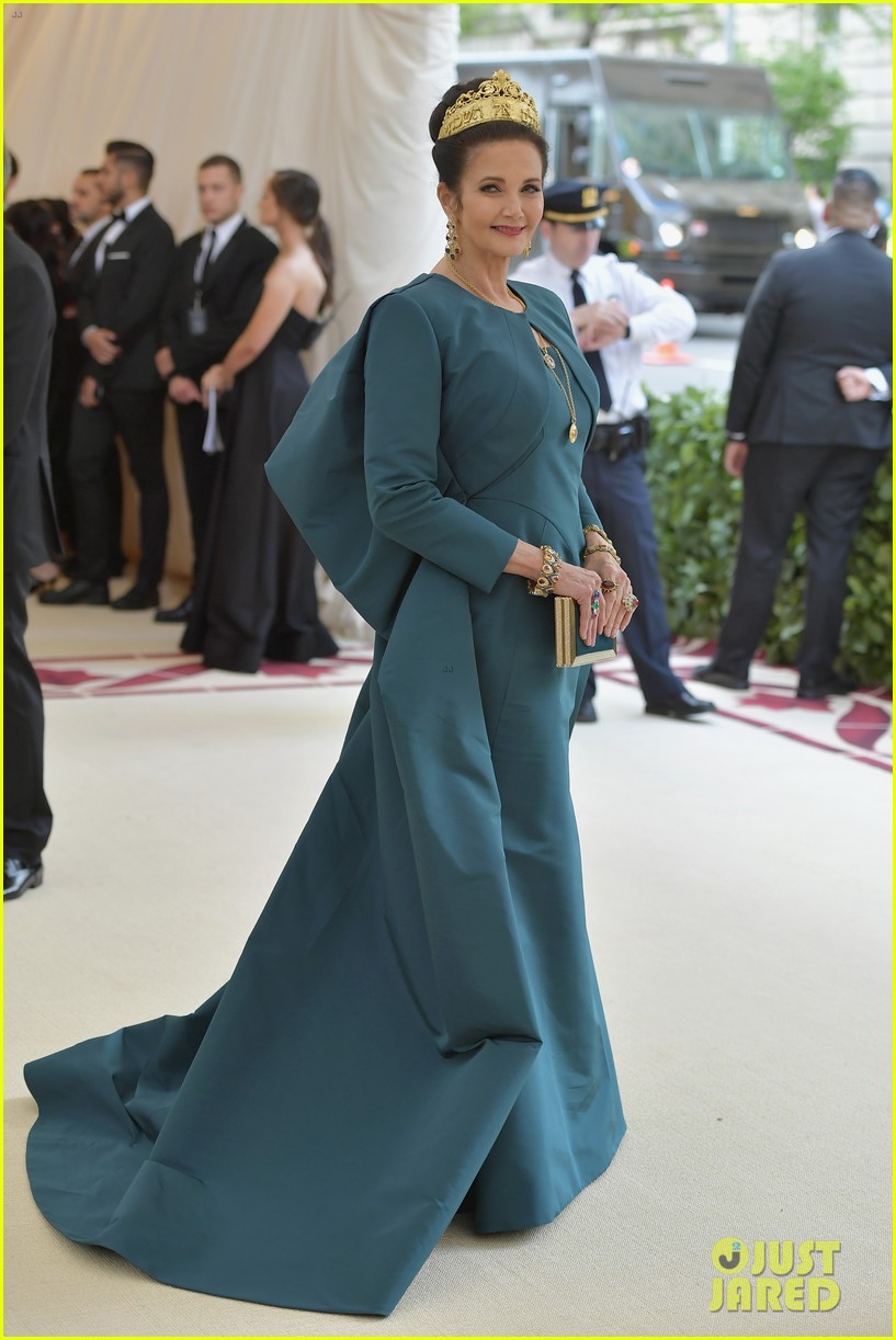 Original Wonder Woman Lynda Carter Looks Royal at Met Gala 2018!