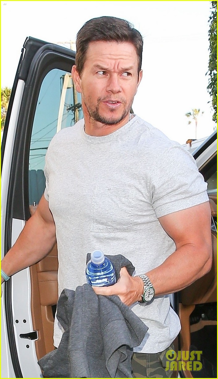 Mark Wahlberg Has an Early Birthday Dinner With Friends in Santa Monica!