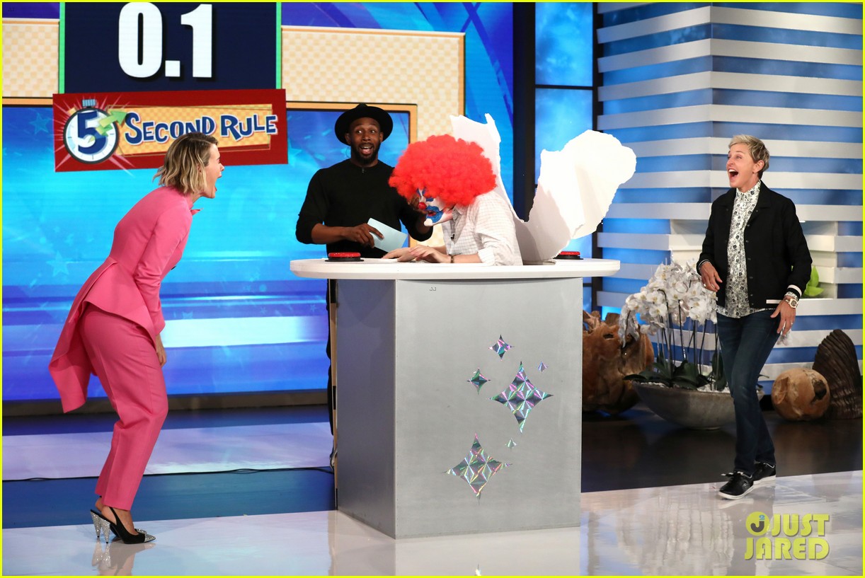 Sarah Paulson Is Pretty Sure She's Friends With Rihanna - Watch!