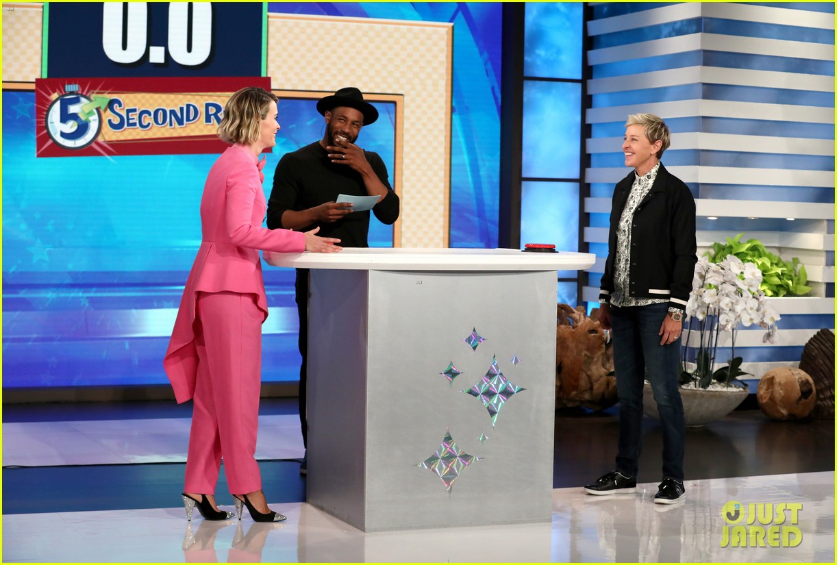 Sarah Paulson Is Pretty Sure She's Friends With Rihanna - Watch!