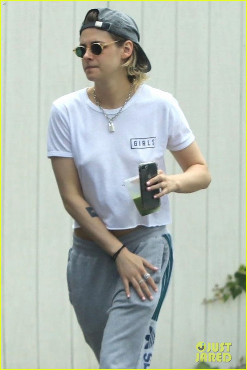 Kristen Stewart Grabs Breakfast With Friends in Los Feliz