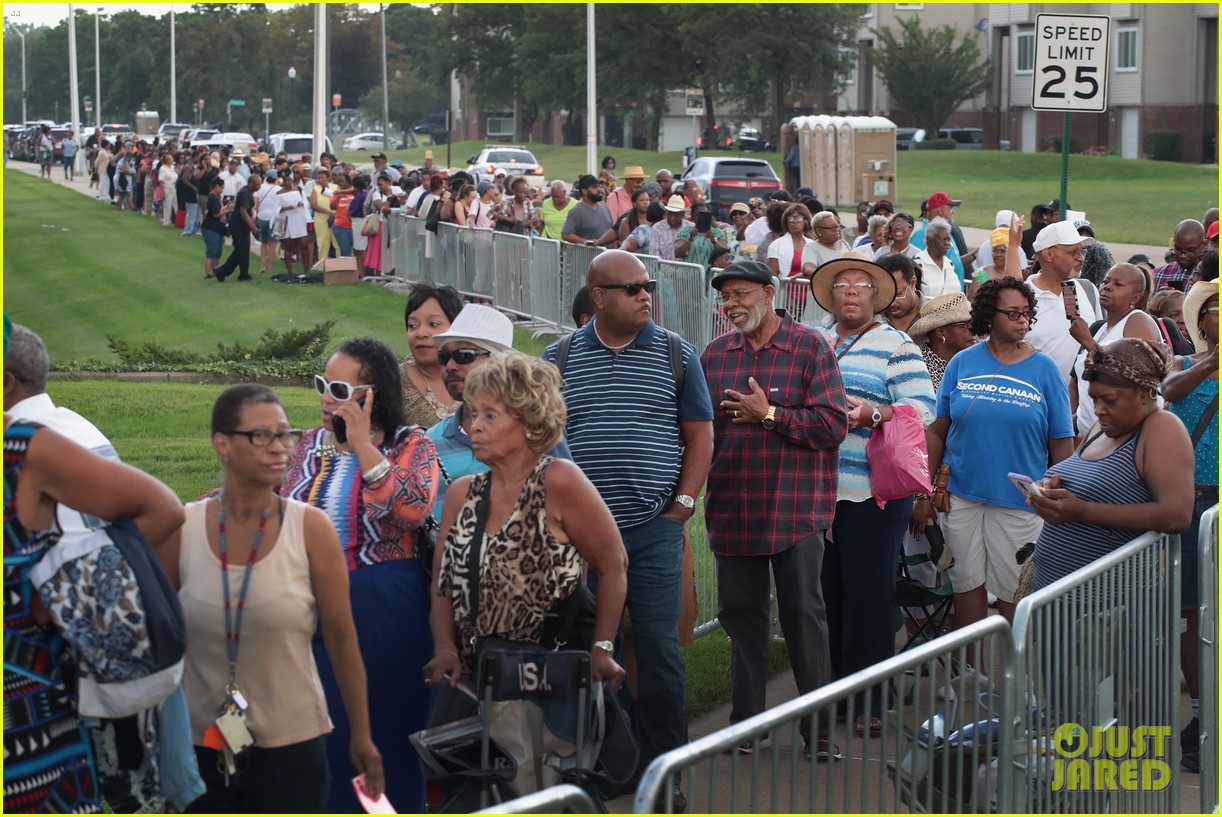 Fans Gather to Pay Respects to Aretha Franklin in Open Casket Public Viewing (Photos)