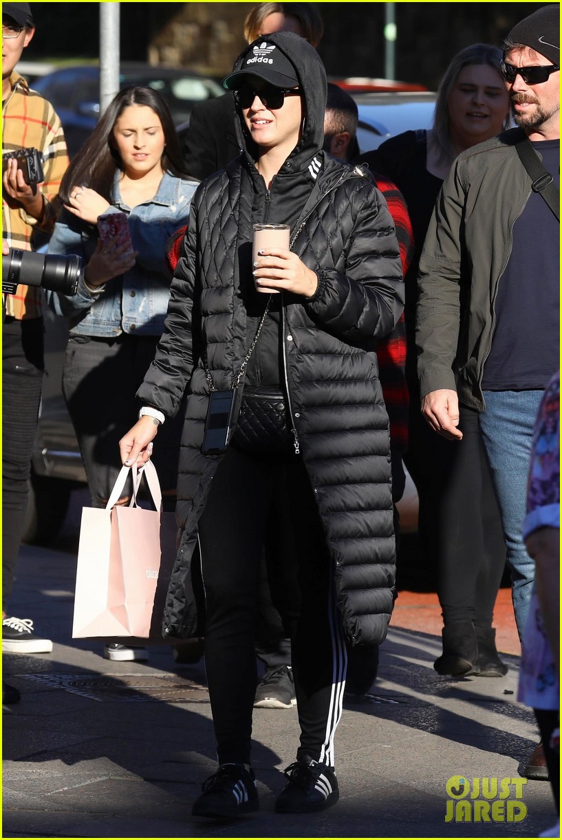 Katy Perry Bundles Up to Get a Bite to Eat in Sydney! 