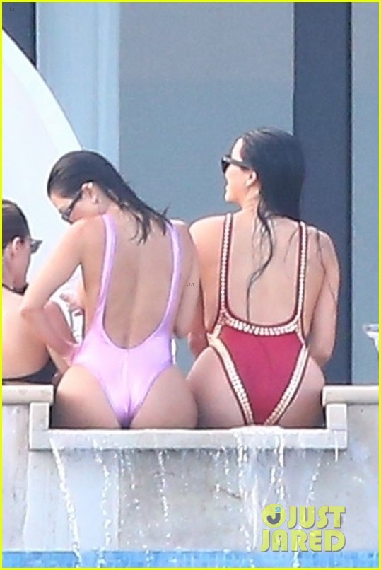 Kourtney Kardashian Bares Her Fit Body in Mexico!