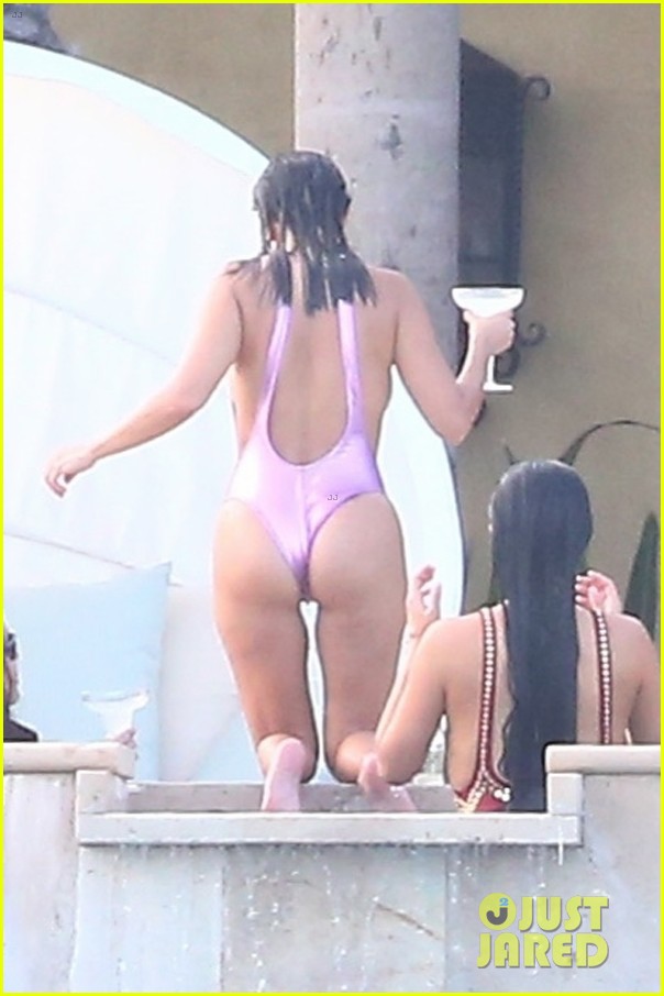 Kourtney Kardashian Bares Her Fit Body in Mexico!