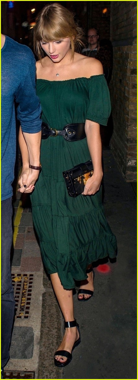 Taylor Swift & Boyfriend Joe Alwyn Step Out for a Date Night in London!
