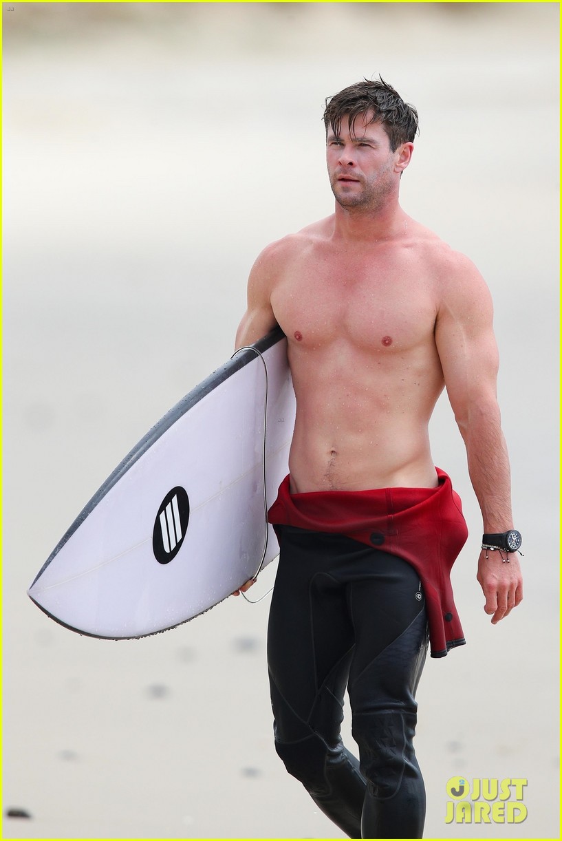 Chris Hemsworth Bares His Chiseled Shirtless Body, Shares Sweet Kiss with Elsa Pataky!