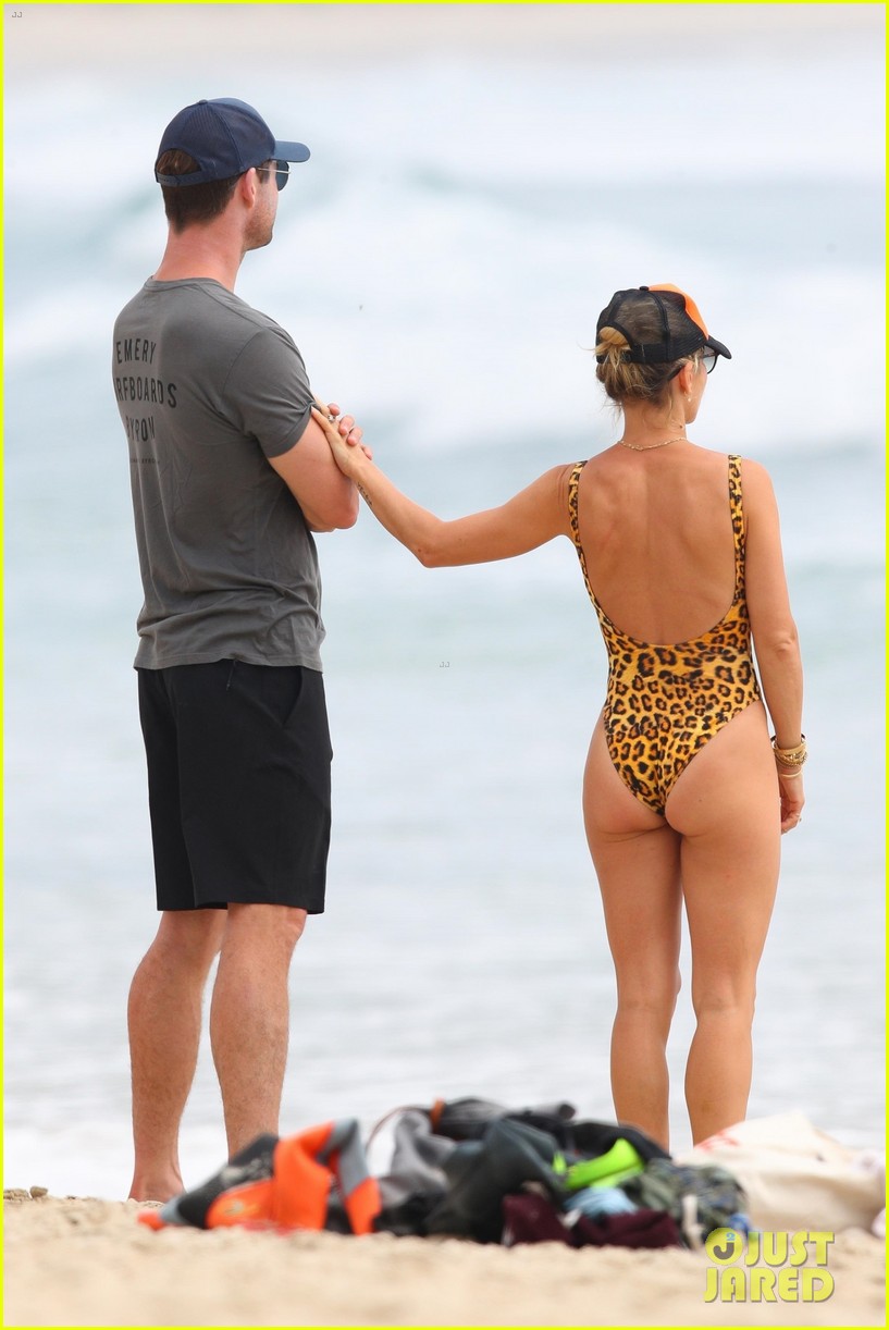 Chris Hemsworth Bares His Chiseled Shirtless Body, Shares Sweet Kiss with Elsa Pataky!