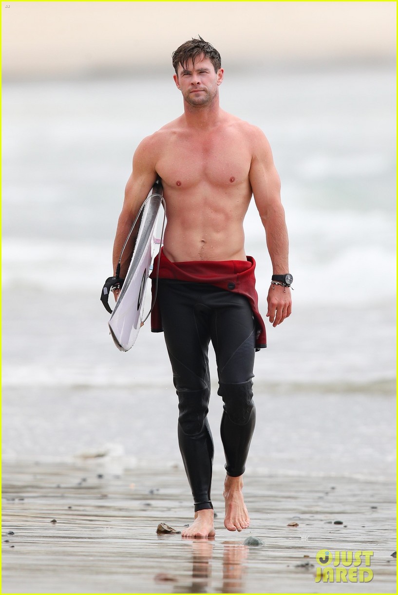 Chris Hemsworth Bares His Chiseled Shirtless Body, Shares Sweet Kiss with Elsa Pataky!